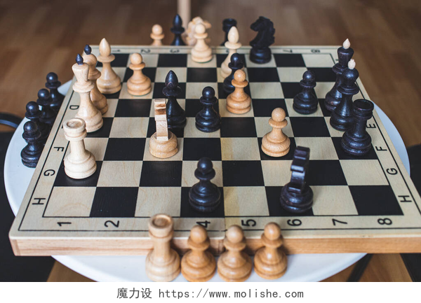 桌面上放着的世界象棋下棋是在与家人呆在一起时一种消遣的方式